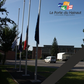 Les drapeaux du siège de La Porte du Hainaut sont en berne en hommage aux victimes de l'attentat de Nice du 14 juillet 2016.