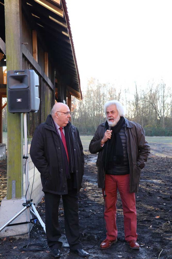 Patrick Bordier (à droite) a partagé quelques anecdotes de tournage avec Alain Bocquet lors de la découverte des décors réhabilités