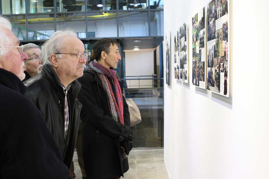 Figurants et visiteurs découvrent l'exposition