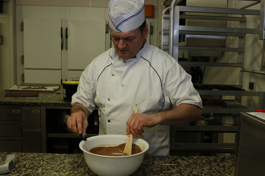 Le chocolat est une matière difficile à travailler. Il faut contrôler sa température en permanence.