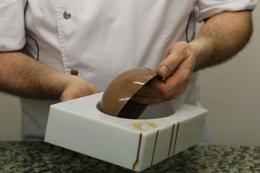 Si toutes les étapes ont été respectées, le chocolat doit se démouler sans problème.