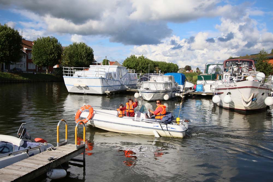 Il est possible de louer des bâteaux électriques au port fluvial 